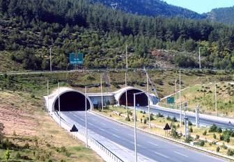 zararlar ve tazminatlar Avrupa Ekonomisini büyük ölçüde etkilemiştir. Direktif kapsamına Trans-Avrupa Karayolu Ağı Üzerindeki uzunluğu 500 metreden fazla olan tüneller girmektedir.