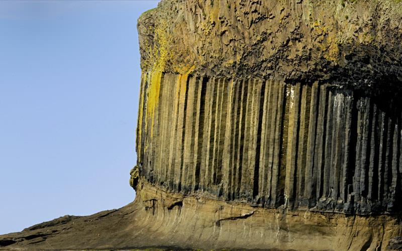 -Magmatik Kayaçlar- Dasit ve bazaltlarda çoğunlukla altıgen kesitli soğuma çatlaklarına bağlı prizmatik kolonlar görülür.