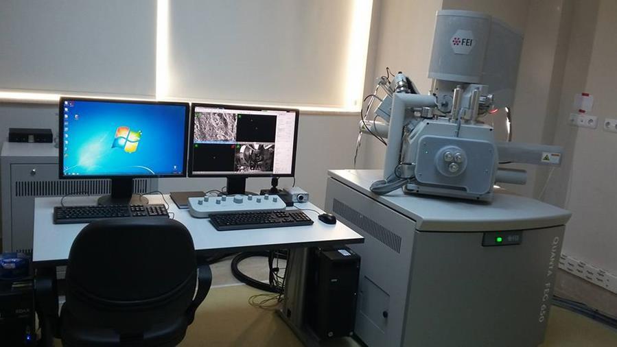 Taramalı Elektron Mikroskobu (SEM) Cihaza ait teknik özellikler aşağıda verilmiştir ; Mikroskobun çözüm gücü ; Yüksek Vakumda ; 30 kv da 1.2 nm (SE) 1 kv da 2.