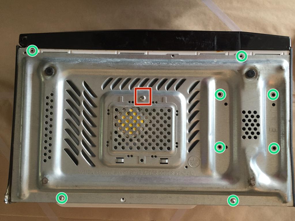 Mikrodalga Teardown Adım 4 mikrodalga altındaki vidaları çıkarın mikrodalga altındaki Eğer 9 daha phillips vidalar bulacaksınız.