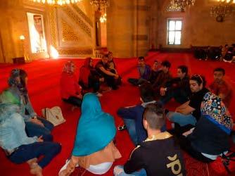 sayfa 24 25 sayfa Tinerii dobrogeni în Istanbul În cadrul simpozionului "Tinerii şi religia", Uniunea Democrată Turcă din România a organizat deplasarea în Turcia pentru vizitarea geamiilor, a