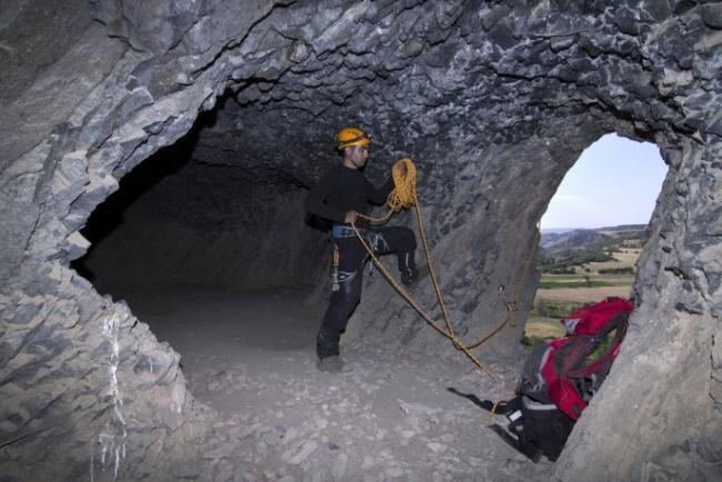 Dünya genelinde karstik kayaçlarla özdeşleşen kanyon ve mağaralar Kula Jeopark sahasında volkanik (bazalt) yapılar üzerinde görülmektedir.