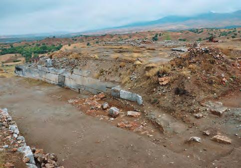 Cadde ve portikoda yapılan çalışmalarda açığa çıkarılan farklı dönemlere ait çok çeşitli seramikler, cam, çok sayıda metal eserler ve yine farklı dönemlere ait sikkeler, kentin kültür, sanat ve