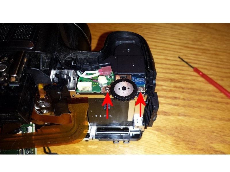 Panasonic Lumix DMC-FZ200 Arka Tekerlek Şalteri Değişimi Adım 6 Başarısız arka tekerlek anahtarı ünitesini çıkarın Bölümüne Servis Kılavuzuna Flash PCB 8.3.