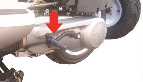 MARŞ PEDALI Motorda ayak marşı bulunmaktadır. Aracın sol tarafına konumlanmıştır. Motoru çalıştırmak için aracı alt sehpa üzerine alın. Ayağınızla pedala sert basın.