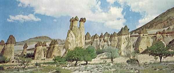 Kapadokyadaki Peri bacaları Nasıl Oluşmuştur? Kapadokya 60 milyon yıl önce 3. Jeolojik devirde Toroslar yükseldi. Kuzeydeki Anadolu Platosu nun sıkışmasıyla yanardağlar faaliyete geçti.