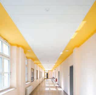 Plakalar çift taraflı olarak duvar dirseklerinde durur, bu da düşük derz oranı sayesinde tavanın büyük alanlı ve homojen görünmesini sağlar. Koridor optik olarak daha açık ve kaliteli görünür.