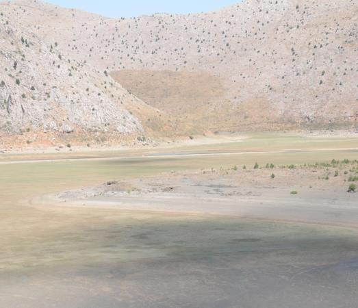 Ağırlıklı olarak yağışlı dönemdeki yüzey sularının önemli olduğu kurak dönemdeki gölün tamamen kuruması göstermektedir (Foto 2,3). Foto 2,3.