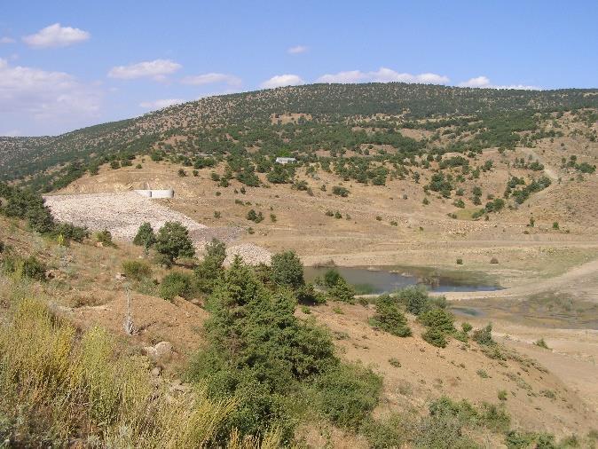 Coşkun Bilgi ye göre Göl, 18 metre derinliği aşmayan bir çanak içine birikmiş sulardan meydana gelmiştir.