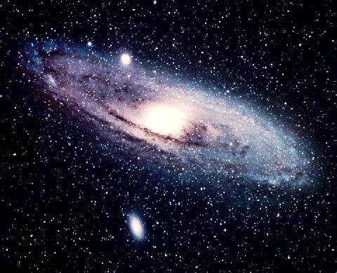 Galaksi JEOLOJĐ MÜHENDĐSLĐĞĐNE GĐRĐŞ Graviteyle birbirine bağlı milyarlarca yıldızdan oluşmuş sistem.