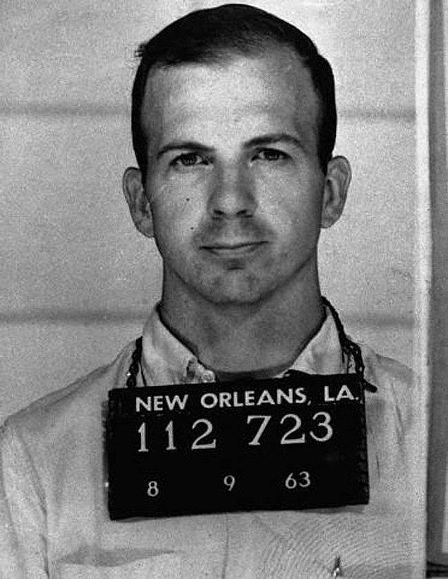 Lee Harvey Oswald'ın da Illuminati'nin kurbanı olduğuna inanılıyor. Oswald'ın Illuminati'nin zihin kontrolü altındayken, John F.