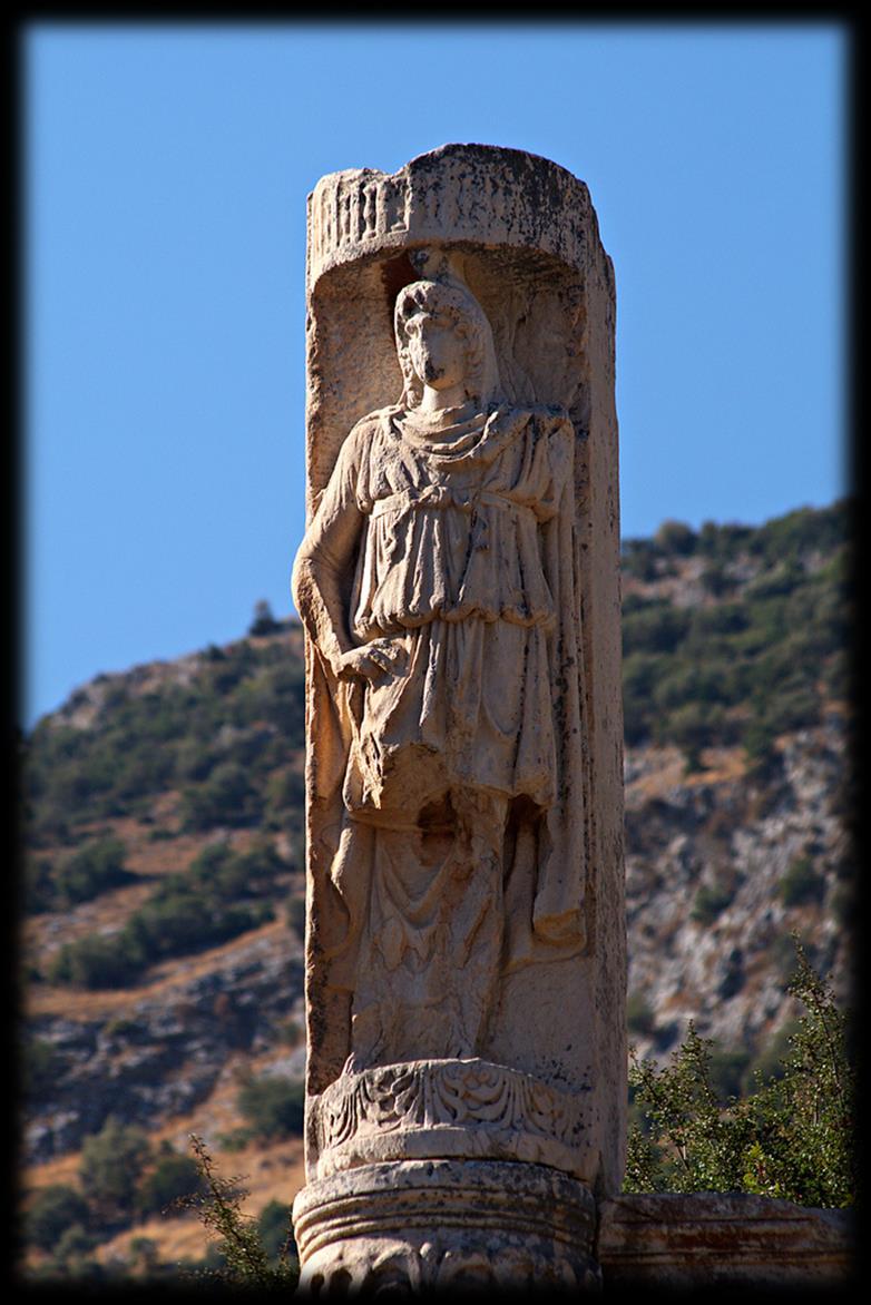 Ephesos Domitian Tapınağı TAPINAKLAR M.S. 79 81. Devlet agorasının karşısında yer alır. İmparator adına dikilen ilk kutsal yapıdır.