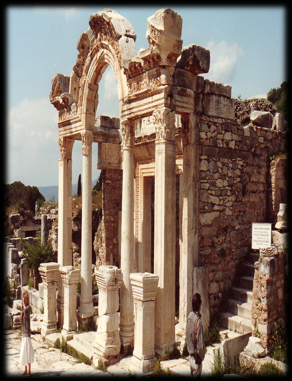 Ephesos Hadrianus Tapınağı TAPINAKLAR M.S. 117 138. Korint düzenindedir. Küçük boyutludur. İmparatorun sevgisini kazanmak için yapılmıştır. And. Özelliği. Cella ve portikodan oluşur.