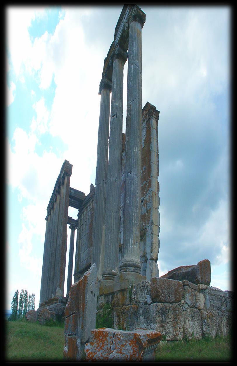 Aizanoi Zeus Tapınağı TAPINAKLAR Mermerden yapılmıştır. 8x15 Tetrastylos prostylos, pseudo dipteros planlıdır. Çok basamaklı bir podyumu vardır.