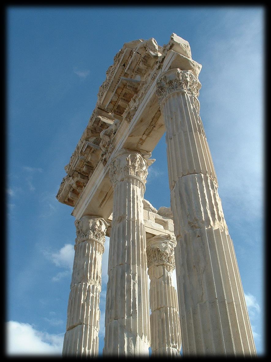 TAPINAKLAR Pergamon Traianus Tapınağı M.S. 117 138 Tonozlu alt yapı üzerine inşa edilmiştir. Yüksek bir terasta yer alır. Üç tarafı stoalar ile çevrilidir.