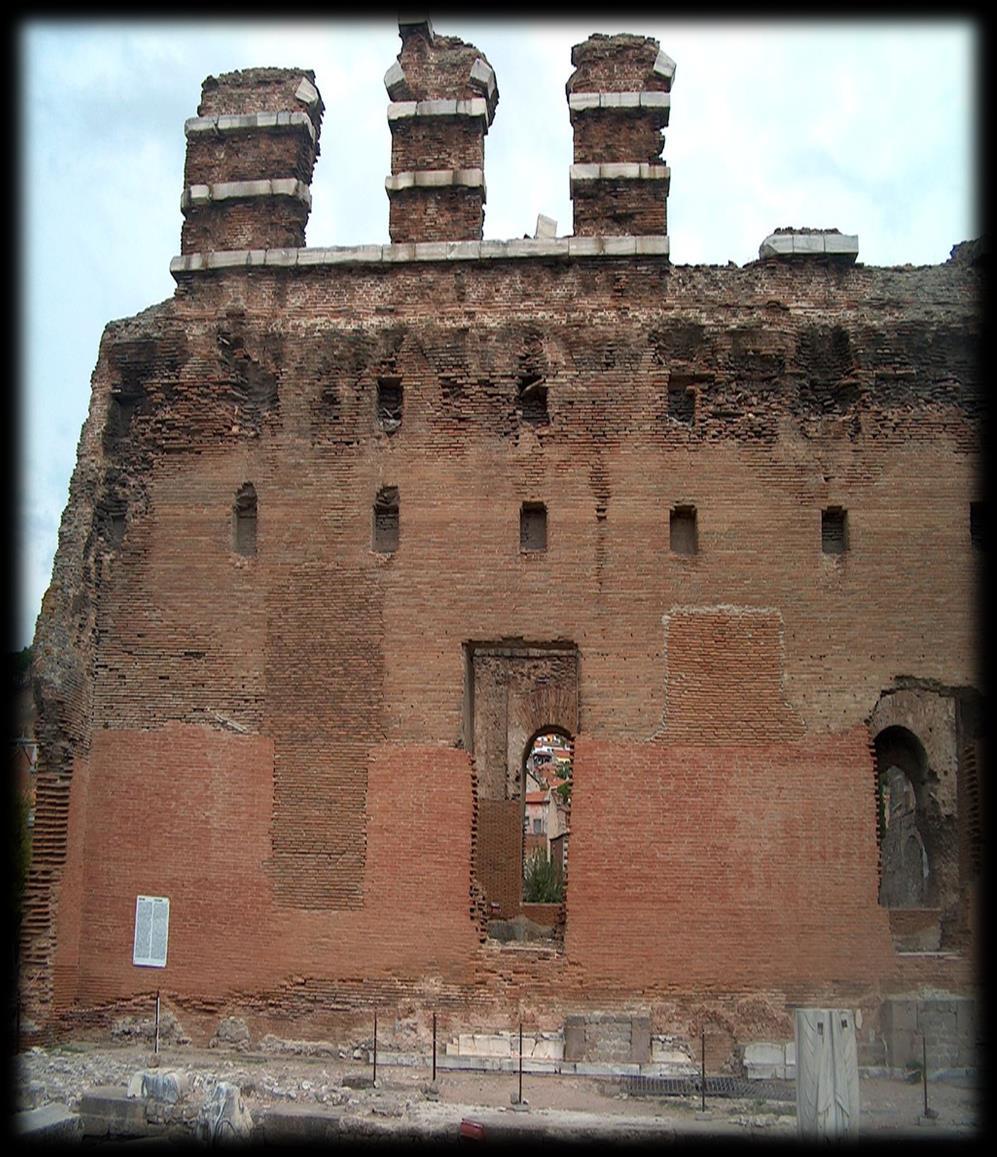 TAPINAKLAR Pergamon Serapis Tapınağı Pergamon un en büyük yapısıdır. Kırmızı tuğla ile inşa edilmiş, mermer plakalar ile kaplanmıştır. Mısır dan adandığı düşünülür. Mısır etkisi hakimdir.