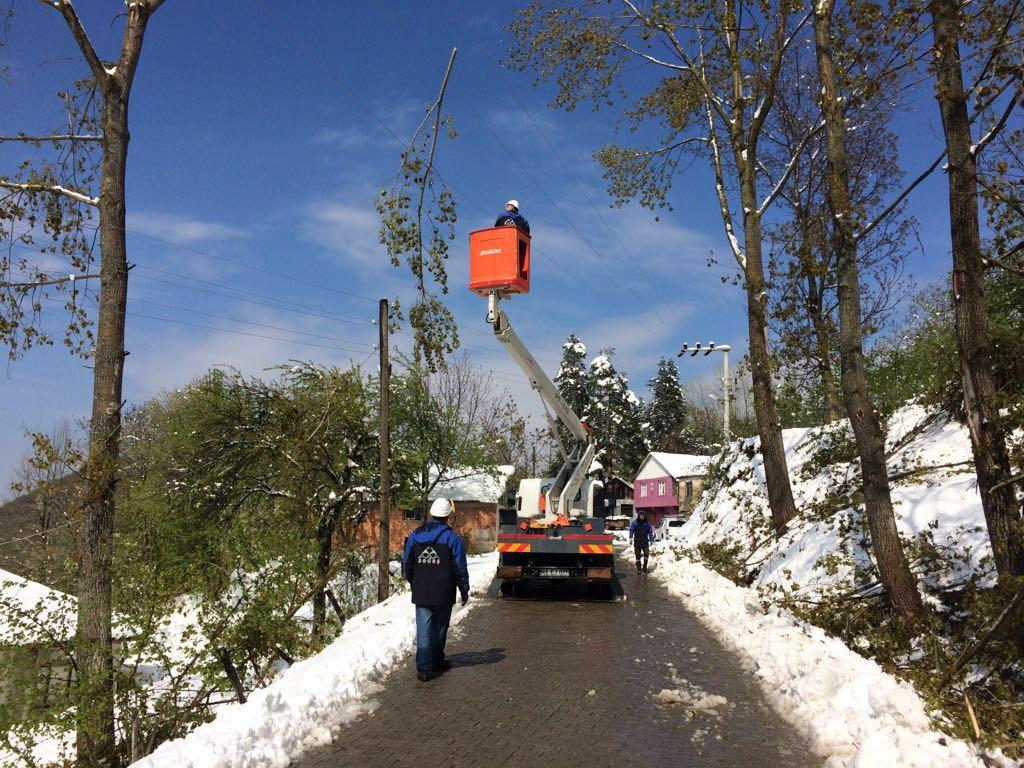 SEDAŞ ın 23 Nisan da Yağan Karda Başarılı Mücadelesi SEDAŞ Bolu, Düzce ve Sakarya ile Kocaeli nin özellikle yüksek mevkilerinde yağan ve etkili olan karda kesintisiz elektrik enerjisi için sahada