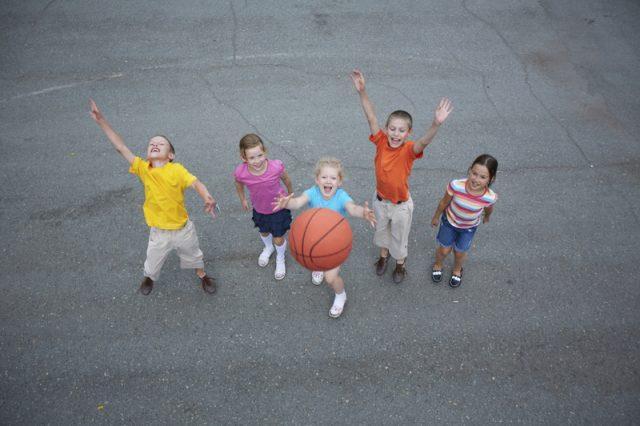 Basketbol, hentbol, buz hokeyi, voleybol gibi takım sporları ile ilgilenenler, zamanı geldiğinde tüm takıma liderlik yapması gerektiğini ve takımı yönlendirmesi gerektiğini bilir.