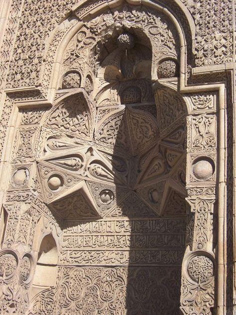 31 Konya İnce Minareli Medrese, Erzurum Çifte Minareli Medrese) Osmanlı Mimarlığında taş işçiliği ölçülü bir biçimde uygulanmıştır.