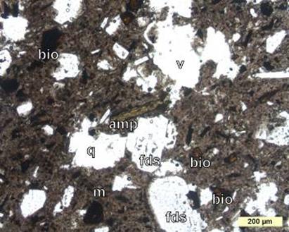 Cam kıymıklarında ve pomzalarda ignimbirit yerleşimi sonrası oluşmuş ikincil mineraller görülmektedir.