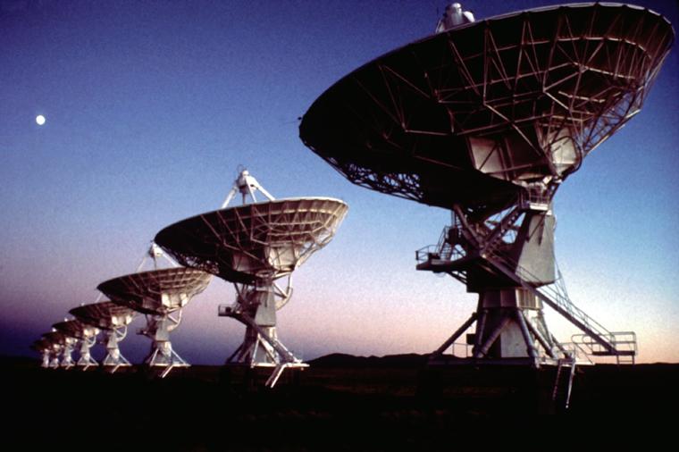 Şekil 7.7: Radyo teleskop anten dizisi adı "çok büyük dizi" (Very Large Array, VLA). Astronomlar, radyo bölgede en çok 21 cm dalgaboyunda (1420 MHz frekansında) gözlem yapmaktadır.