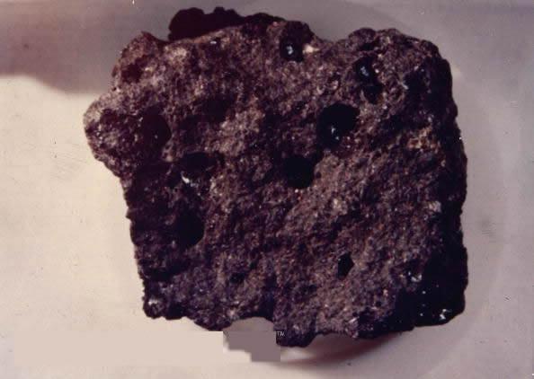 Şekil 3.14: Apollo 16 astronotlarının Ay dan getirdiği bir kaya parçası görülmektedir.