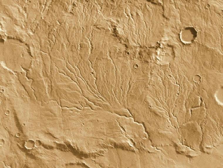 Şekil 3.21: Mars yüzeyinde eski kurumuş bir göl yatağı. Bu fotografta katmanlaşmış tortul yapı ve ince derelerin daha büyük su yatakları ile buluştukları görülmektedir.