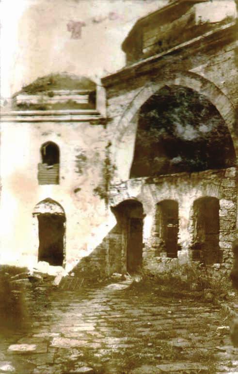 III.DEĞERLENDİRME Belgeler, Haseki Hürrem Sultan Külliyesi nin, iki aşamada yapıldığını göstermektedir. İlk aşama cami, medrese, mektep ve imareti; ikinci aşama ise darüşşifayı içermektedir.