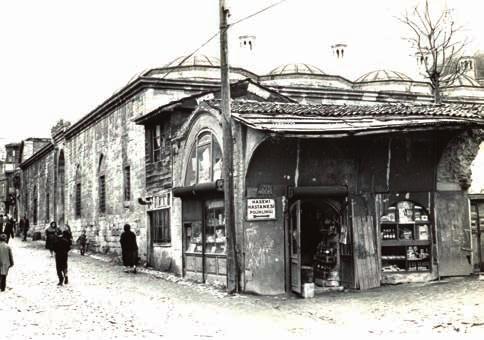 Cami, Haseki Caddesi nin güney kenarı, medrese, sıbyan mektebi, imaret ve darüşşifa ise kuzey kenarı arkasındaki arazide inşa edilmiştir.