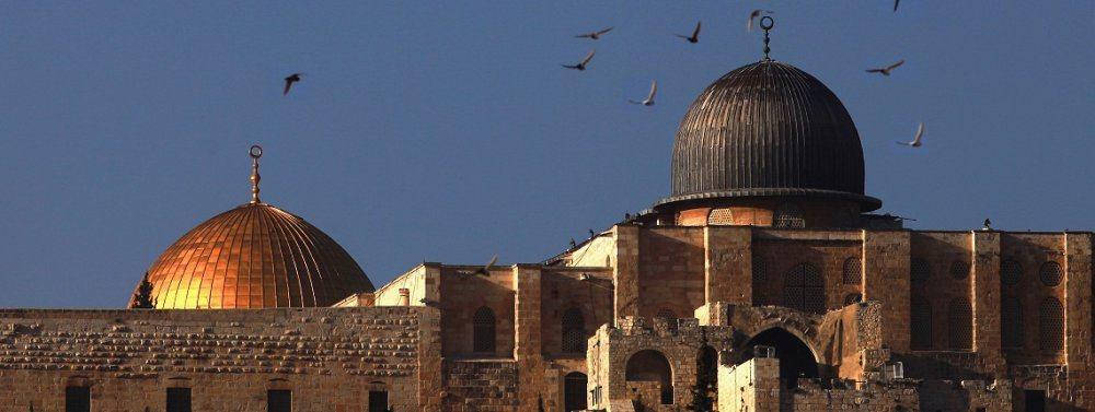 Müslümanların kıblesi olarak kaldı. 638 (H.16) senesinde Ömer radıyallahü anh, Suriye seferinde, Şam dan sonra Kudüs e uğrayıp Mescid-i Aksâ yı ziyaret etti.