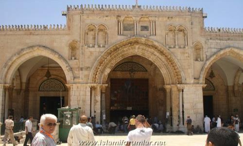 Ön cepheden Mescid-i Aksa Kubbetüssahra Müslümanların Hıristiyan mimarisi karşısında kendi mimarisinin varlığını hissettiren önemli bir eserdir.