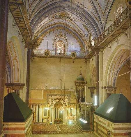 Halilürrahman Camiinin. Mihrabı. Halilürrahman Camii; Yahudi, Hıristiyan ve Müslümanlar için önemini altındaki Mahpela Mağarası ndan alıyor.