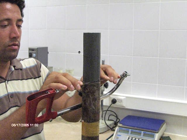 ters yöne itilir. Tüpten taşan kısım eksene dik olarak kesilir ve ucu çelik cetvelle düzlenir. Hazırlanan deney numunesinin boyu 0,5 mm, ağılığı 0,5 gram hassasiyetle ölçülüp kaydedilir. Resim 1.