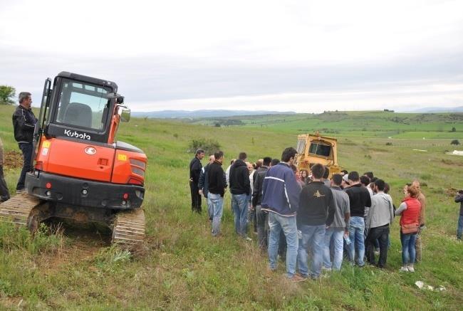 Burd Pletli Trktör ve Riper yrdımı ile derin toprk işleme ve Mini Ekskvtör ile terslrın ypımı hkkınd öğrencilere uygulmlı ilgiler ktrılmıştır