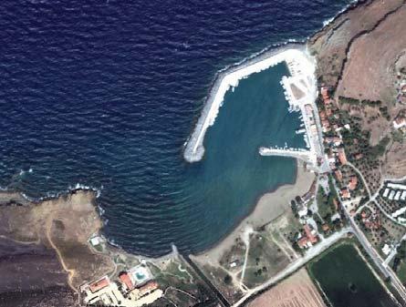 Şekil 1: HGK su seviyesi ölçüm istasyonunun bulunduğu Gökçeada-Kaleköy mevkii ve Gökçeada depremi sonrası kaydedilen tsunami dalgası (Google Earth; HGK, 2014) sığ denklemlerini hem kartezyen