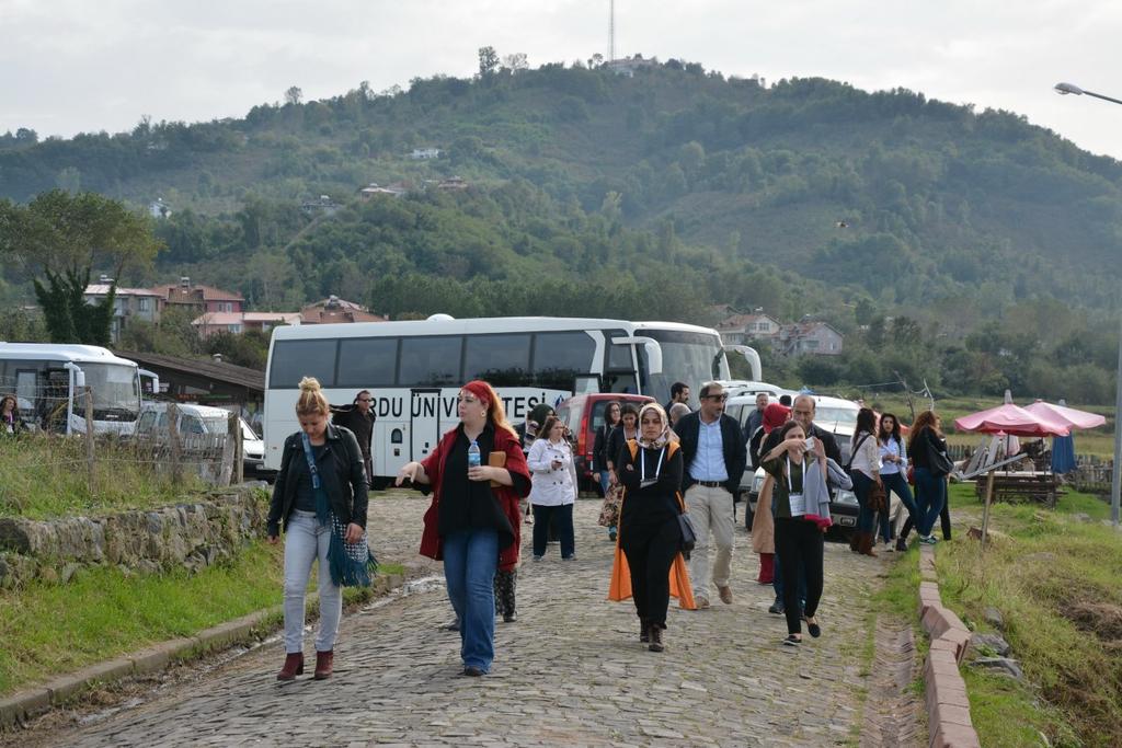 Ercan Ekbiç, Bahçe Bitkileri Derneği Başkanı Prof. Dr. Ayşe Gül, Ziraat Fakültesi Dekan V. Prof. Dr. Tahsin Tonkaz ve Rektör Vekili Prof. Dr. Fikri Balta söz aldı. Sempozyum Prof. Dr. Nebahat Sarı nın Karpuzlarda Genetik Çeşitlilik ve Islah ve Prof.