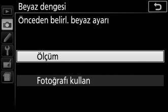 Önceden Belirlenen Beyaz Ayarı Önceden belirlenen beyaz ayarı, karışık aydınlatma altında çekim için özel beyaz dengesi seçeneklerini kaydetmek ve geri çağırmak için veya güçlü bir renk yansıtan ışık