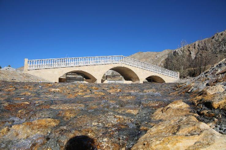 gerçekleştirilmiştir. adet 5 m betonarme köprü ve 5 adet 50 m asma çelik köprü projelendirilmiştir.