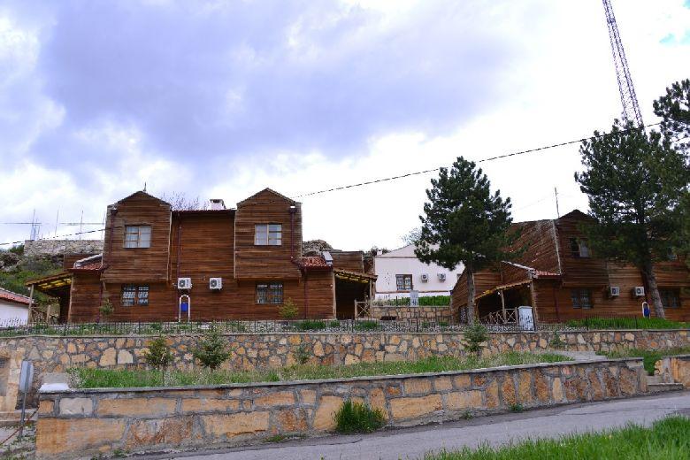 Sıcak Çermik Kaplıcası: Sivas Belediyesi İşletme ve İştirakler Müdürlüğü tarafından işletilmektedir. Sivas-Ankara kara yolu üzerinde, il merkezine 30 km. uzaklıktadır.