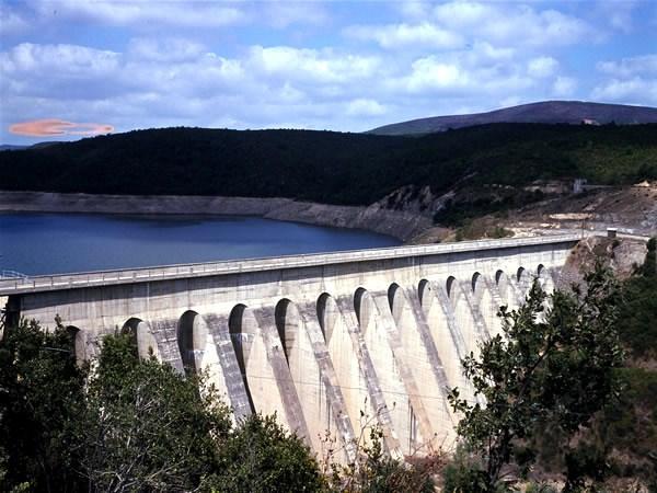BARAJ TİPLERİ Payandalı Ağırlık Barajları Bu tip barajların memba tarafı, su basıncına karşı duran düz ya da az eğimli betonarme bir perde şeklindedir.