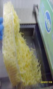 bıçakla keser peyniri ambalajdan çıkarıp makinenin ürün besleme haznesine yatay
