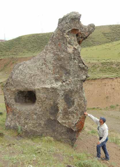 Nasıl bir tarihi şahsiyettir ki, üç kutsal kitapta da adı geçen ender insanlardan biridir. Bu sorulara kısmen de olsa yanıt bulmak adına Kral Nemrut u biraz tanımaya çalışalım. Şekil 3.