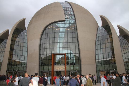 Bir süre önce ibadete açılan ve "Avrupa'nın en modern camisi" olarak anılan DİTİB'in dolması üzerine cemaatin bir kısmı avluda saf tuttu. Bayram namazının ardından toplu bayramlaşma töreni yapıldı.