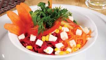 Çoban Salata Domates, salatalık, yeşil soğan, yeşil biber ve özel salata sosu eşliğinde servis edilir.