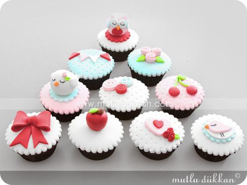 Cupcake Kursu CPK101 : Kişi başı 250 TL (Rezervasyon Ücreti: 100 TL) Kurs süresi : 1 gün ( 10:30 16:00 arası ) : Şeker hamuru ile süslenmiş 10 adet cupcake : bulunmamaktadır.