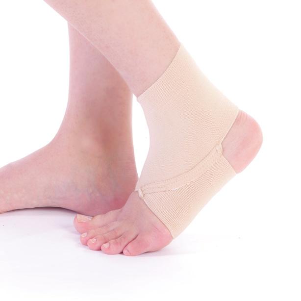 KUAŞ 2013 8 BANDAJ AYAK BİEKİĞİ Ayak bileğinin hafif ağrılı durumlarında kullanılır. Isı ve destek sağlar.