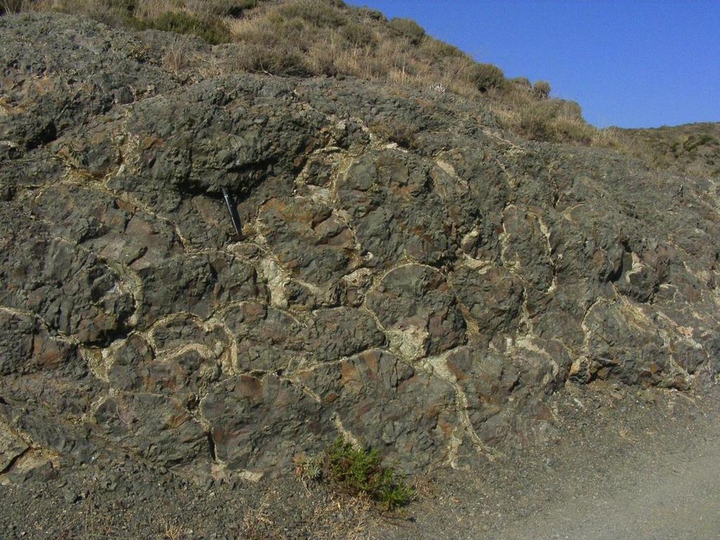 ġekil 2.3 : Şeyhıdır Tepe doğusunda Kızıldağ ofiyolit dizisinin en üst kısmında yeralan yastık lavların görünümü.