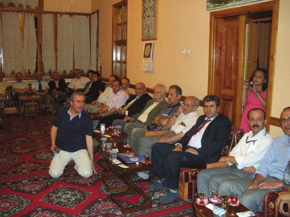 Sille de Sağdan 3. Prof. Dr. Akif Erdoğdu (aslen Beyşehirli, İzmir de görevli Edebiyatçı), sağdan 6.ncı Tuncer Baykara (tarihçi), hemen yanında Mehmet Bildirici.