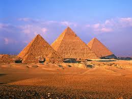 Piramitler, dikilitaşlar: kaz biçim ustasının doğru çizgilerin düz yüzeyler