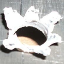daha gevrek olan A5-T65 alüminyum alaşımının sürtünmeli delinmesinde mm kalınlık için mm çaplı deliğin kovanı için yeterli malzeme akmadığından kovan taç yaprağı biçiminde meydana gelmiştir.